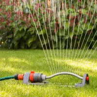 hose-sprintkler-water-lawn